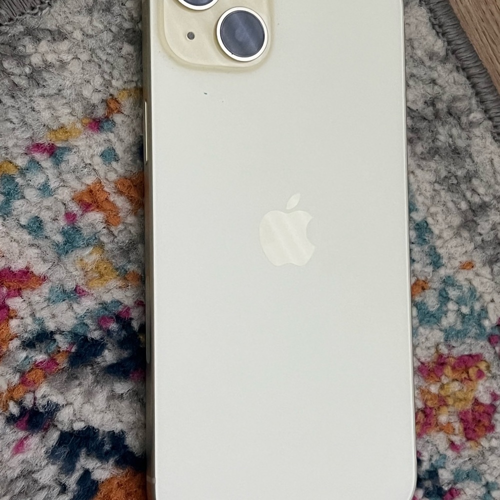 Apple iPhone 15 plus yellow finish
Comes with original box